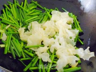 Stir-fried Eggs with White Fungus and Leek Moss recipe