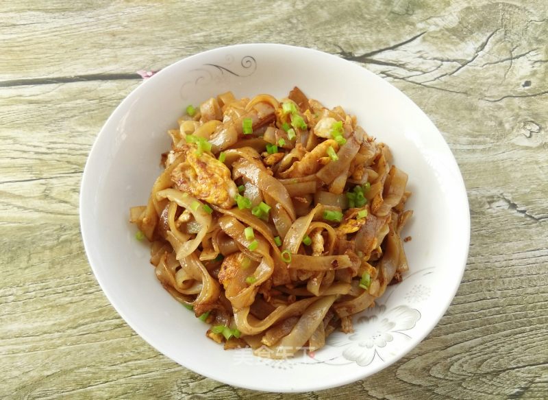 Stir-fried Hor Fun with Chopped Green Onion and Egg