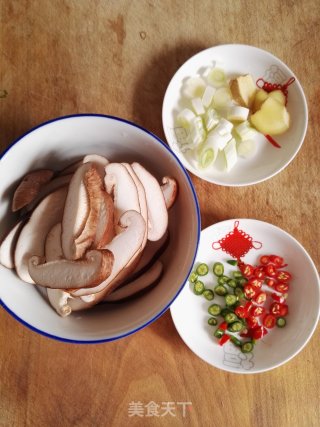 Stewed Crucian Carp with Shiitake Mushrooms recipe