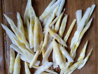 Wild Bamboo Shoots Mixed with Fungus recipe