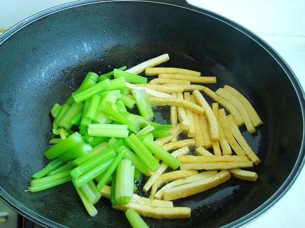 Stir-fried Celery with Dried Tofu in Sauce recipe