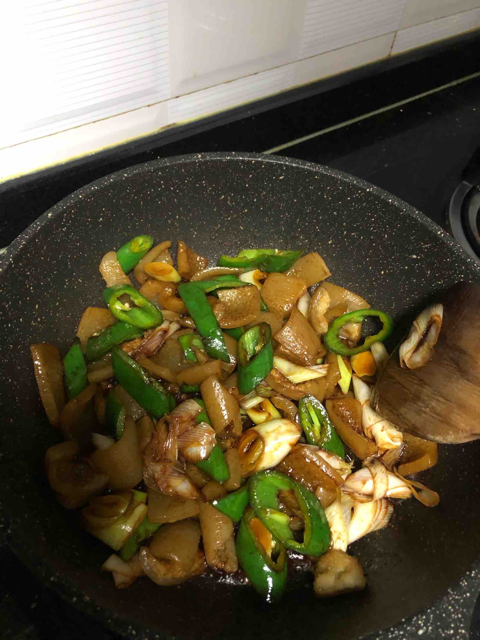 Stir-fried Pork Skin with Hot Pepper and Garlic recipe