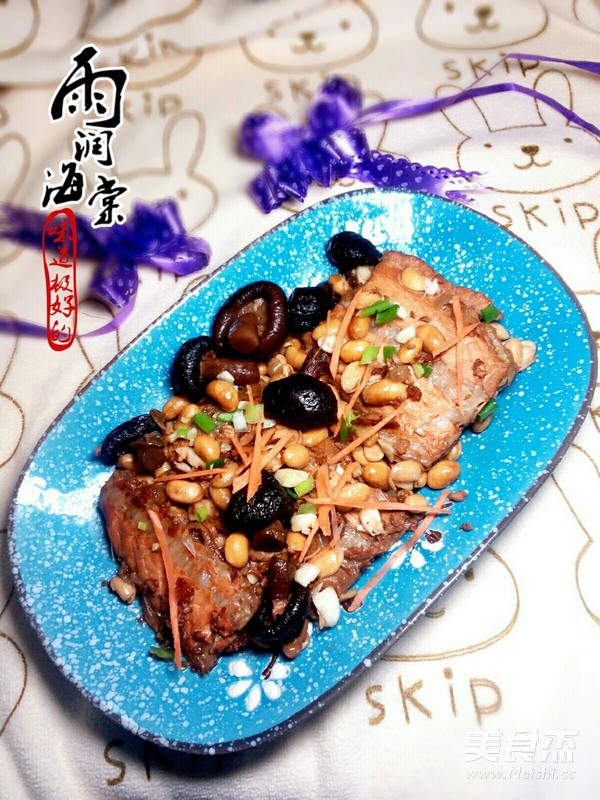 Salmon Steak Stewed with Soybeans recipe