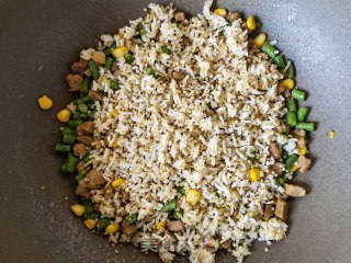 Stir-fried Quinoa Rice with Beef and Cowpea recipe