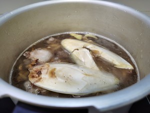 Stewed Cuttlefish Ribs Soup Like Chicken Soup (nourishing Yin and Blood, Standing Soup for The Champion of Staying Up Late) recipe