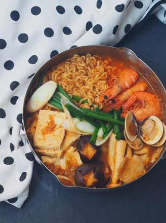 It's Cold and Want to Eat Hot Kimchi Seafood Pot