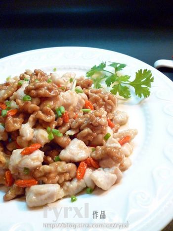 Stir-fried Diced Chicken with Walnut and Wolfberry recipe