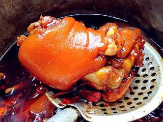 Spicy Braised Pig's Trotters in Brine Production recipe