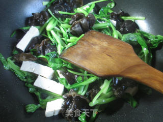 Stir-fried Chicken Festive with Black Fungus and Lao Tofu recipe