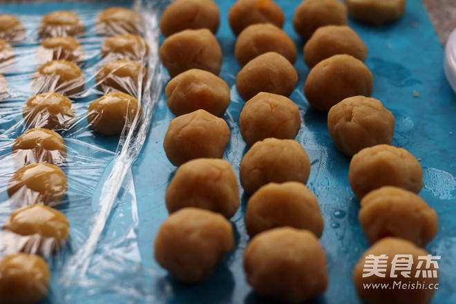 Mooncake with Lotus Seed Paste and Egg Yolk recipe