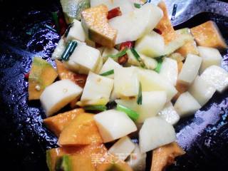 Roasted Potatoes and Pumpkin Chunks in Soy Sauce-------------boiling, Good Nutrition and Taste [trial of Jingle Sauce] recipe