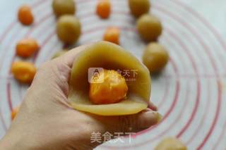 Mooncake with Lotus Seed Paste and Egg Yolk recipe