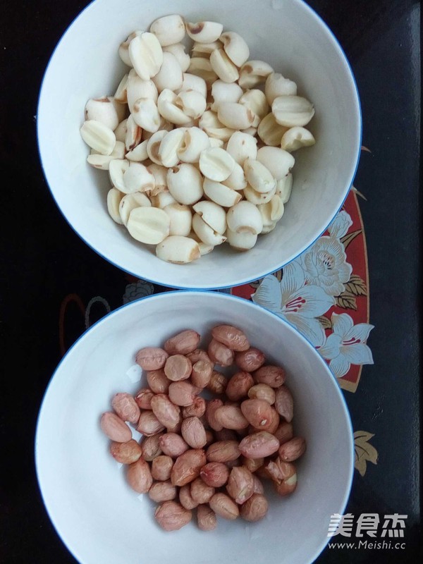 Peanuts, Lotus Seeds, Red Dates and Mixed Grains Porridge recipe