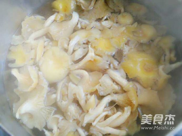 Huang Mushroom Noodles recipe