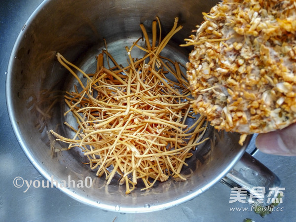 Golden Cordyceps Mixed with Bean Sprouts recipe