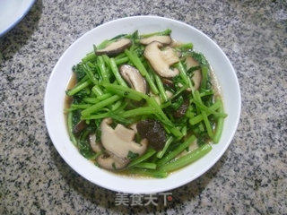 Stir-fried Chrysanthemum with Mushrooms recipe