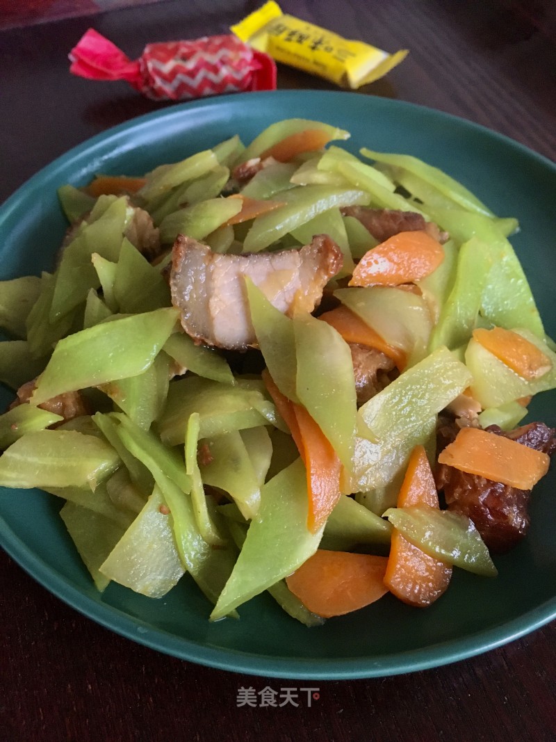 Roasted Pork and Stir-fried Lettuce Slices recipe