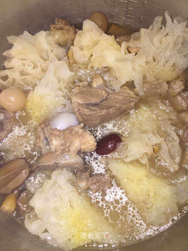 Snow Fungus Pork Bone Soup recipe