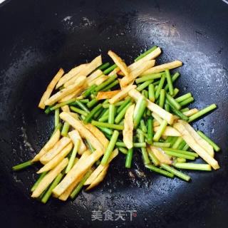 Stir-fried Potato Chips with Garlic Stalks recipe