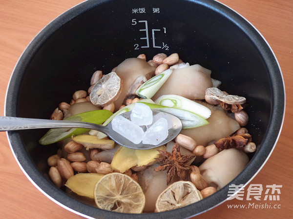 Pig's Trotters Stewed with Peanuts recipe