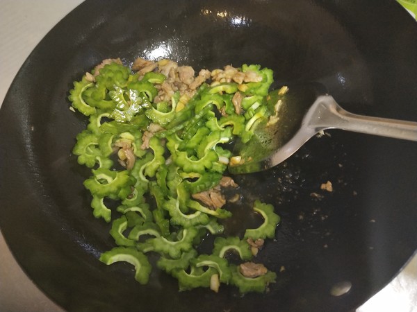 Stir-fried Pork with Bitter Gourd for Clearing Heat and Detoxifying recipe