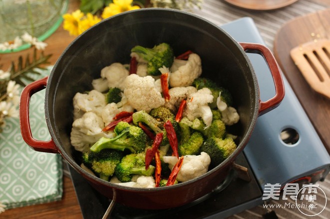 Garlic Two-color Cauliflower in Cast Iron Pot recipe