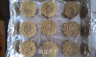 Cantonese-style Lotus Seed Paste Moon Cake recipe