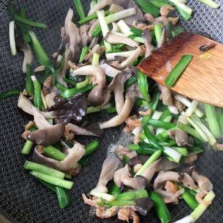 Stir-fried Sea Rice with Leek and Oyster Mushroom recipe