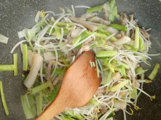 Stir-fried Pork with Green Garlic and Bean Sprouts recipe