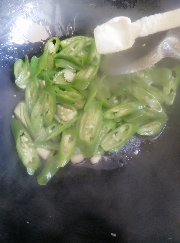 Stir-fried Pork Ears with Green Peppers recipe