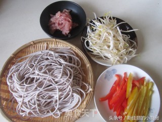 Stir-fried Noodles with Colored Pepper and Pork recipe