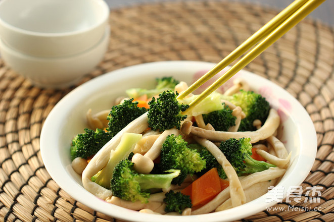 Stir-fried Broccoli with Seafood Mushrooms recipe