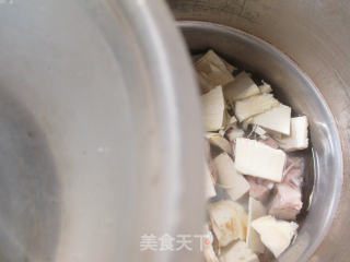 Winter Bamboo Shoots and Keel Soup with Pickled Vegetables recipe