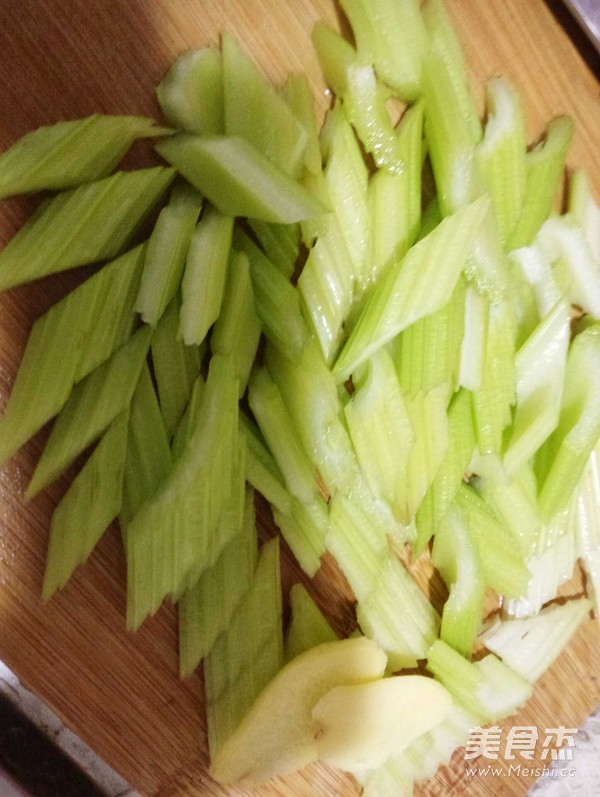 Fried Squid with Celery recipe