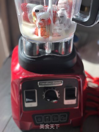 Strawberry Milkshake Has A Healthy and Beautiful Face, and It is Booming for A New Year! recipe