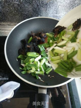 Stir-fried Pork with Garlic Seedlings Fungus recipe