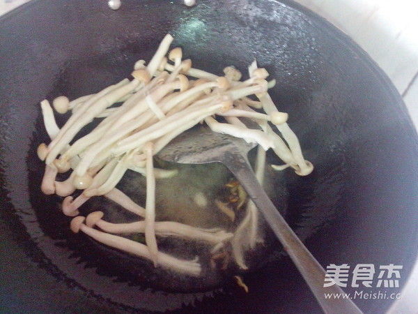 Stir-fried Seafood Mushroom with Garlic Moss recipe