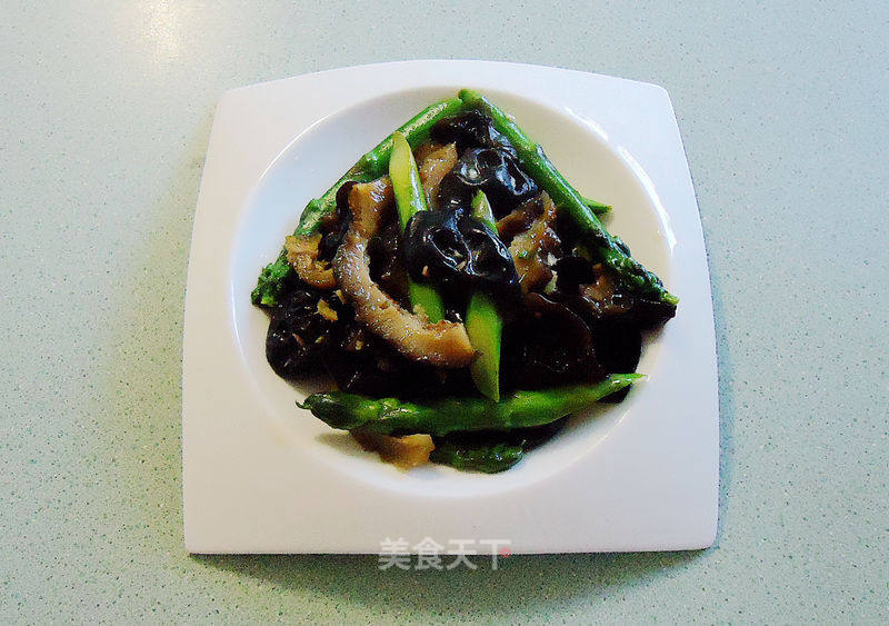 Braised Asparagus with Sea Cucumber and Fungus recipe