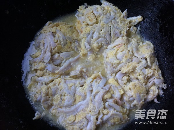 Scrambled Eggs with Fish and Noodles recipe