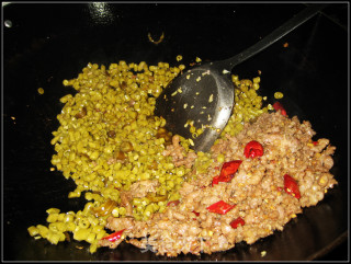 Stir-fried Minced Pork with Soaked Cowpeas recipe