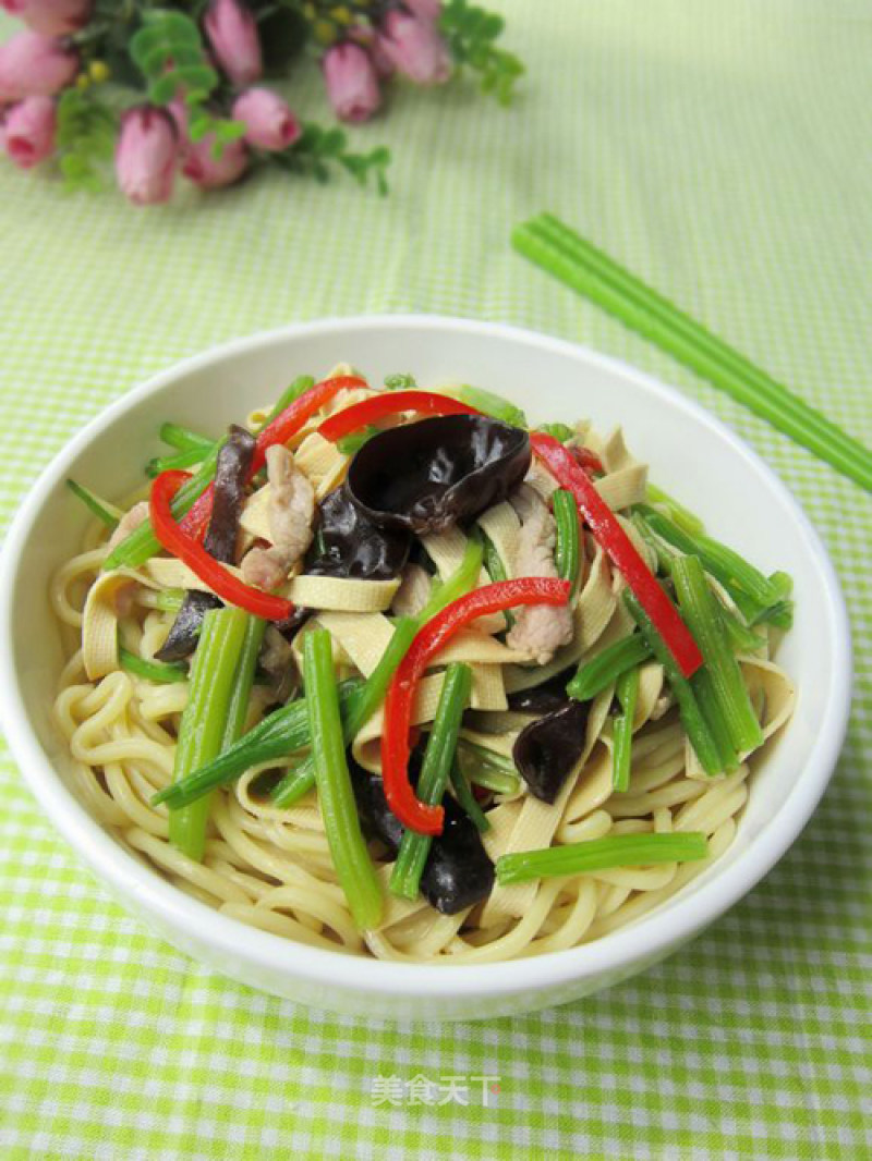 Braised Noodles with Celery and Fungus Meat recipe