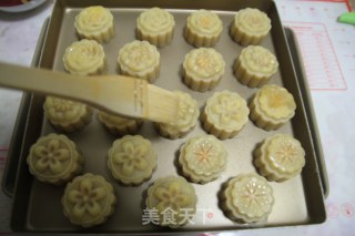 Mooncake with Lotus Seed Paste and Egg Yolk recipe