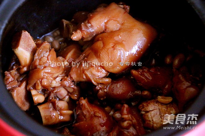 Finger-sucking Fermented Bean Curd and Peanut Stewed Trotters recipe