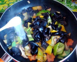 Stir-fried Fungus with Mushrooms and Green Peppers recipe