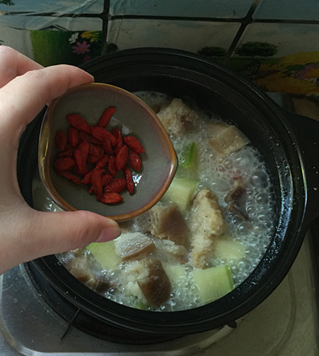 Braised Pork Trotter with Radish recipe