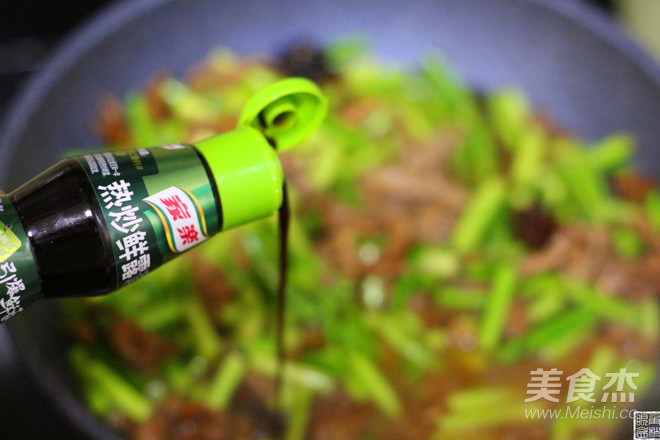 Stir-fried Shredded Pork with Garlic Stalks recipe