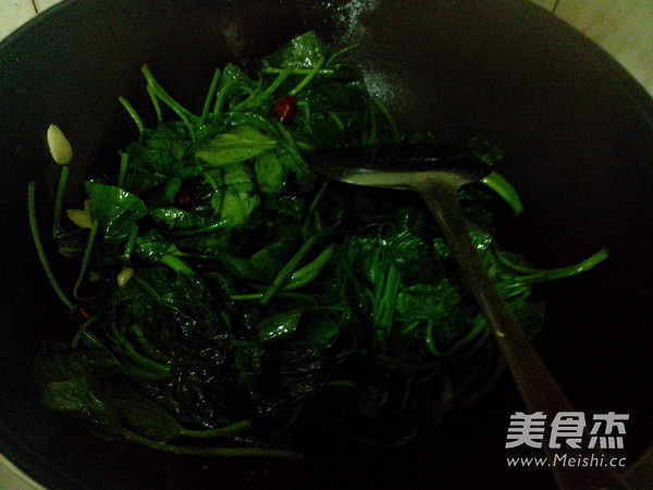 Spicy Stir-fried Sweet Potato Leaves recipe