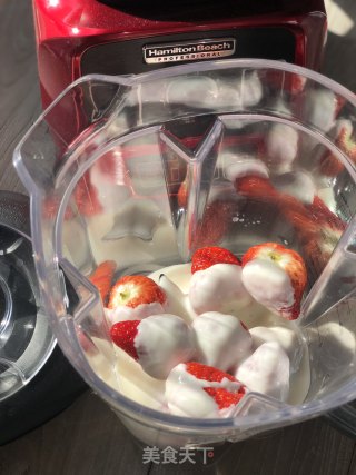 Strawberry Milkshake Has A Healthy and Beautiful Face, and It is Booming for A New Year! recipe