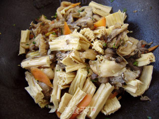 Home Cooking-fried Fresh Mushrooms with Yuba recipe