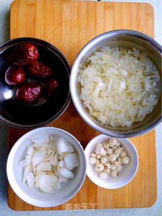 Tremella Lily and Lotus Seed Soup recipe